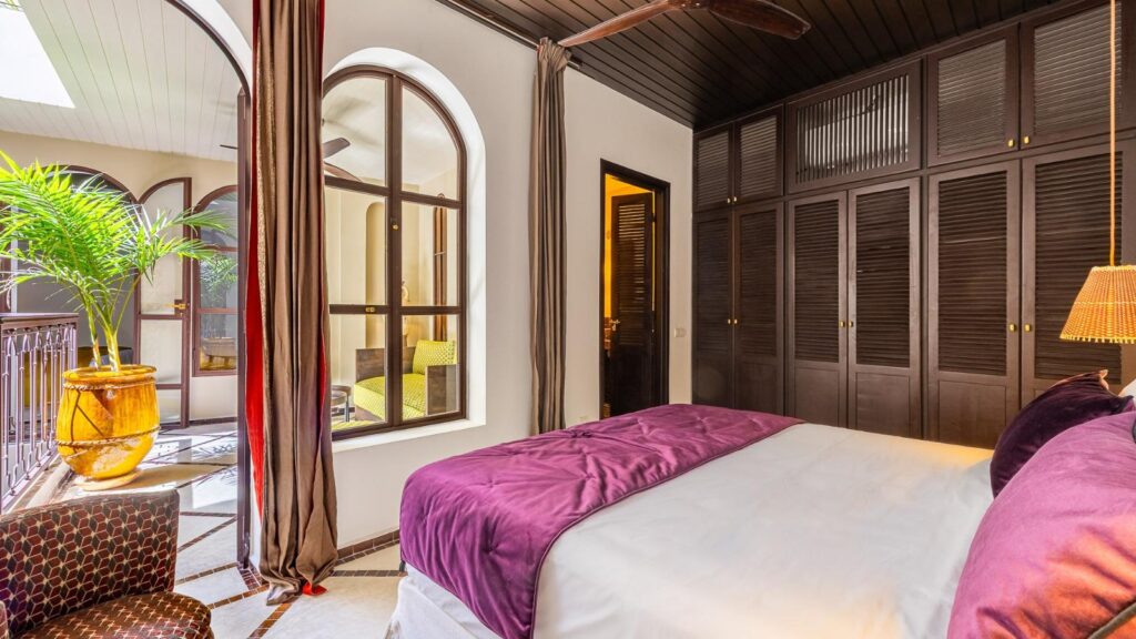 chambre prune avec lit